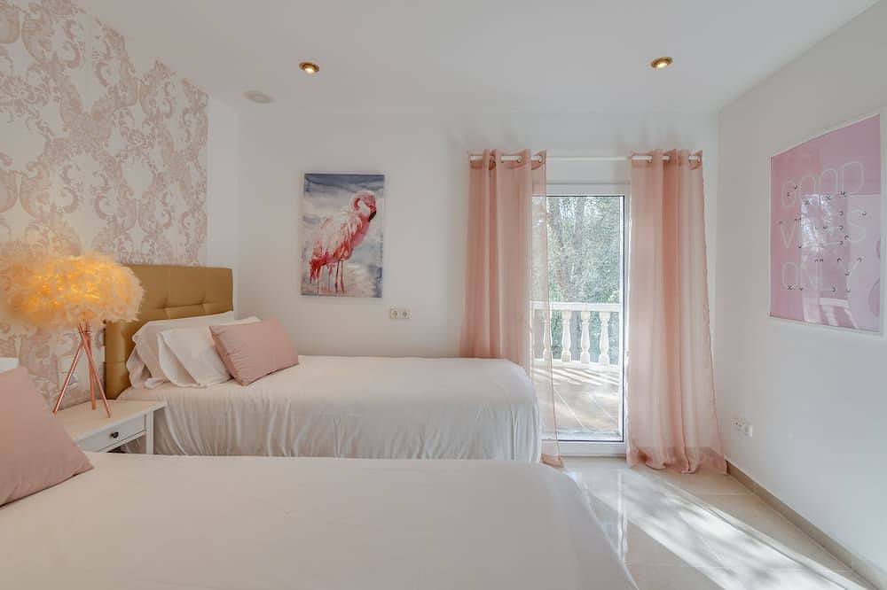 *New *Dream villa: 2 pools, movie theater, sauna, beer tap in Crestatx, Sa Pobla
