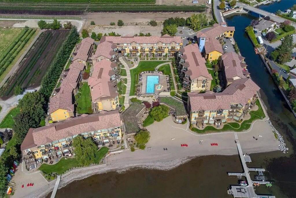 Ganze Wohnung, Casa del Mar! Pool, Tub & Refreshing Lakefront Resort in West Kelowna, Crystal Mountain