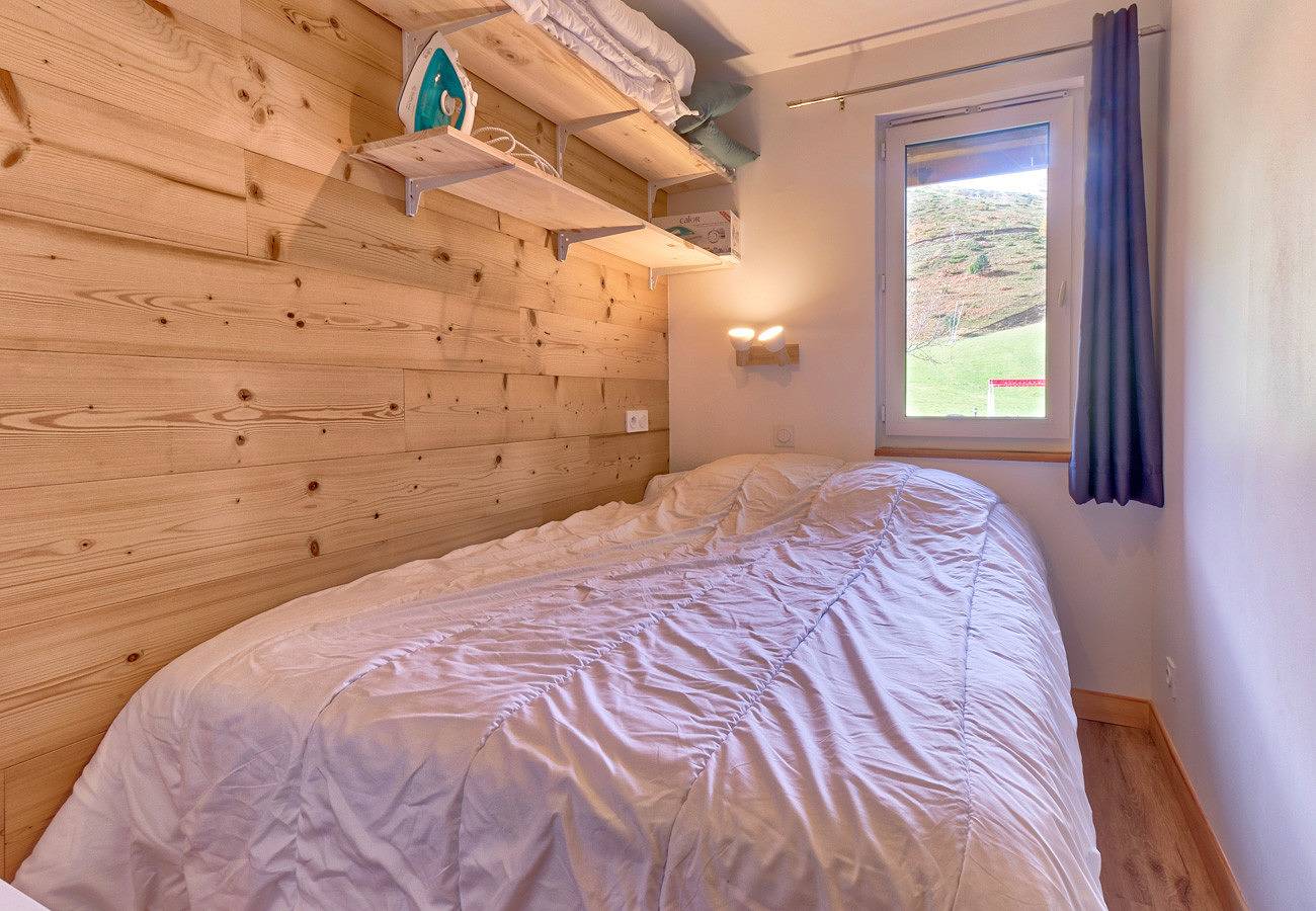 Appartement entier, Ambiance chalet pour 4 - 80m des pistes in Génos, Pyrénées