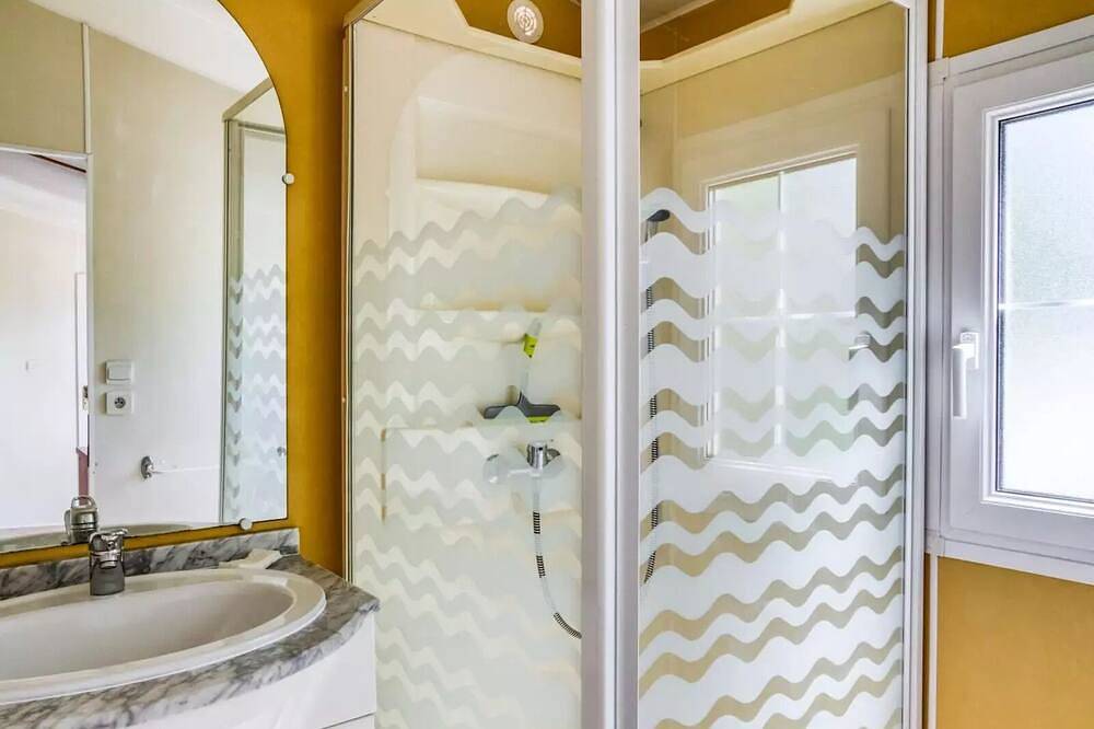 Mobil-home Standard 28m² 2 chambres - zone ombragée 4 personnes in Tulette, Région de nyons