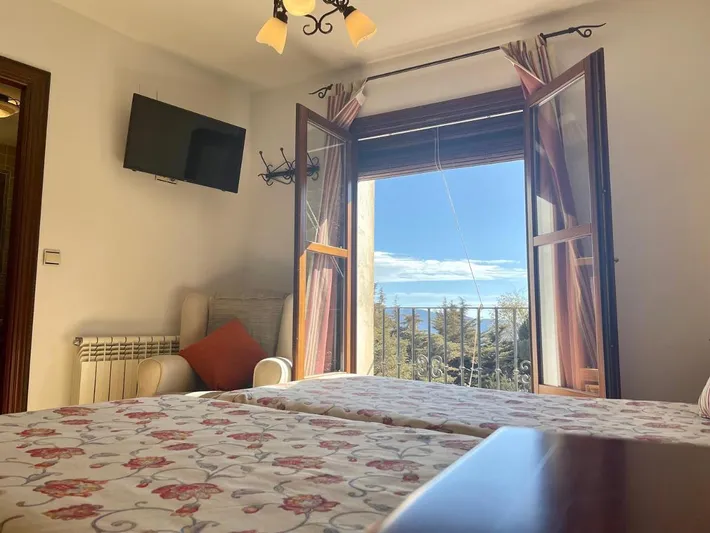 Casa rural para 2 personas, con vistas y terraza además de piscina y jardín - 1