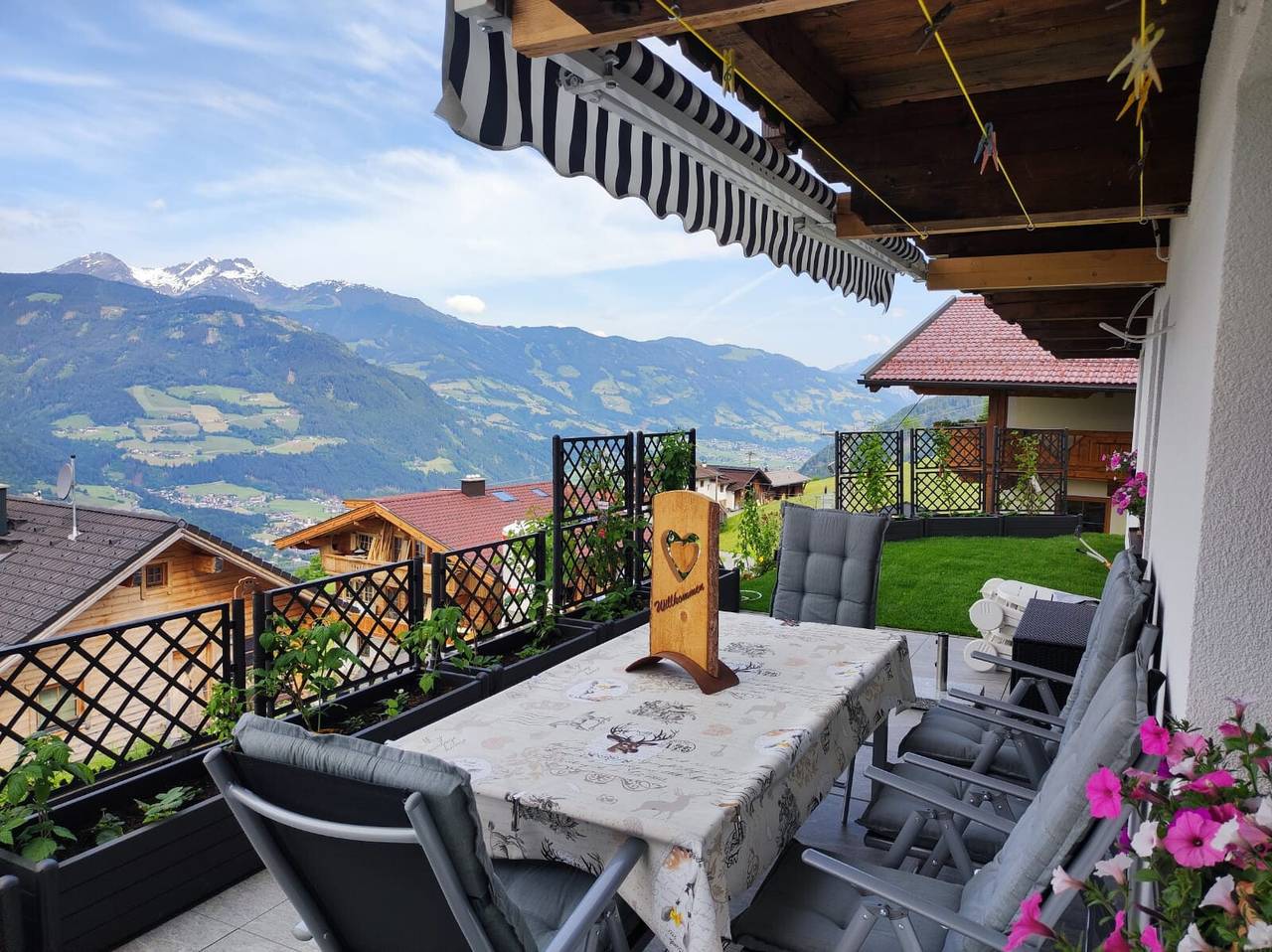 Ganze Wohnung, Ferienwohnung "Zillertalblick" mit Panorama-Bergblick und Terrasse in Stummerberg, Ski-Optimal Hochzillertal