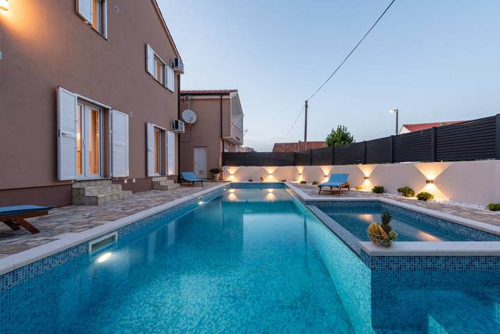 Villa pour 14 personnes, avec terrasse et jardin à Nin - 2