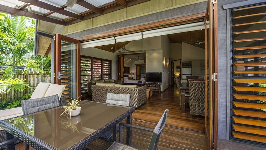 Villa for 4 people, with balcony and pool as well as garden in North Queensland