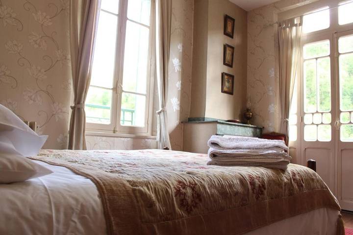 Chambre d’hôte pour 5 personnes, avec jardin et piscine ainsi que terrasse et vue