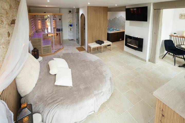 Gîte pour 2 personnes, avec Jacuzzi et Terrasse ainsi que Jardin et Sauna dans Soisy-Bouy