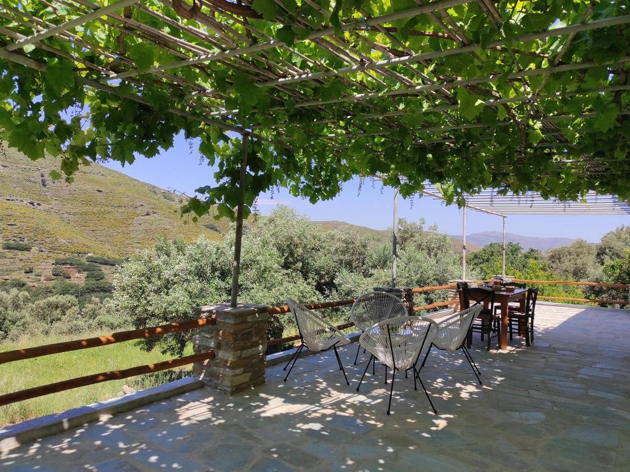 Vakantiehuis 'Ktima Kariofyllis' met Uitzicht op de Bergen en Privéterras in Andros