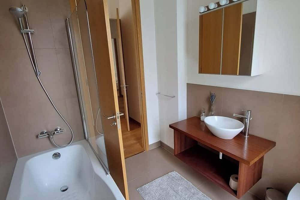 Appartement entier, Spacious, comfortable, 4 bedroom attic in Gurmels, Lac de Morat & Estavayer-le-Lac Région