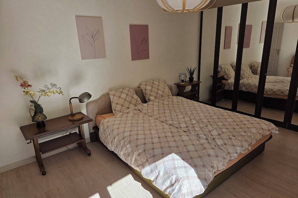 Grand gîte avec piscine privée, pouvant accueillir 7 personnes. in Caussens, Gers