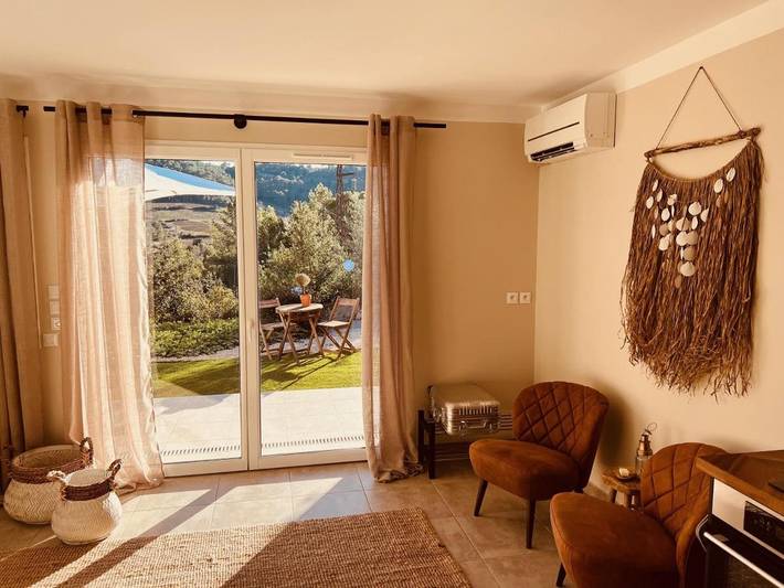 Location de vacances pour 2 personnes, avec Terrasse et Jardin ainsi que Piscine et Vue à Pierrerue - 4