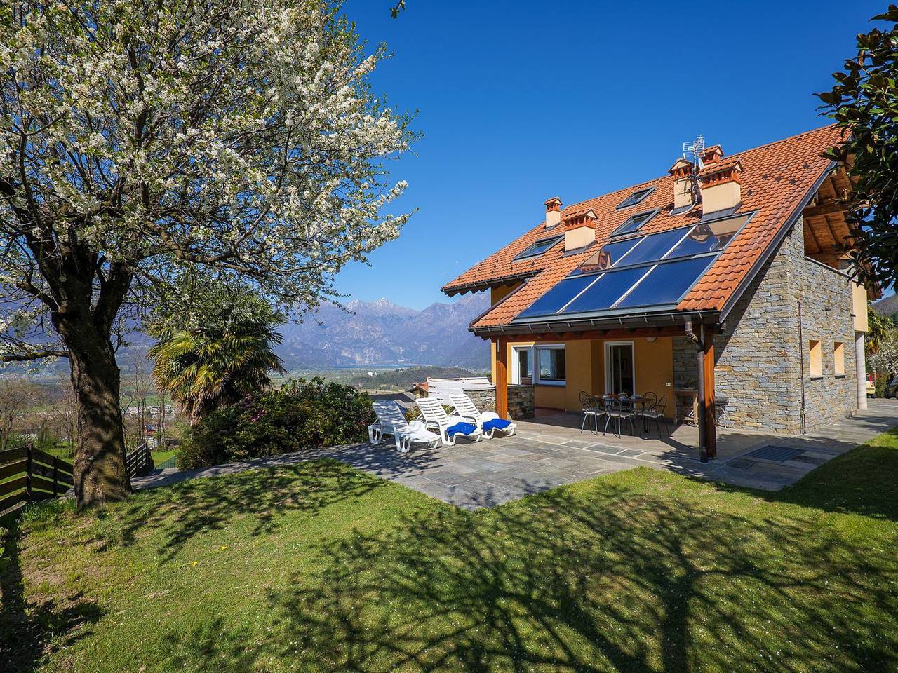 Appartamento intero, Appartamento vacanze per 8 persone con panorama in Colico, Alpi Orobie Occidentali