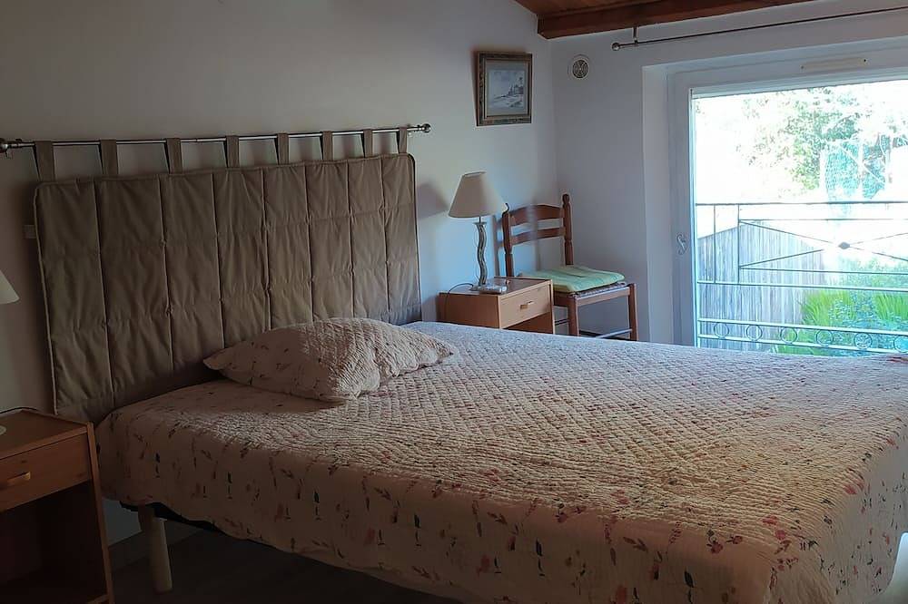 Two-room apartment in Fréjus, 5 km from the beaches, private swimming pool, guaranteed peace and quiet in Frejus, Massif de l'Esterel
