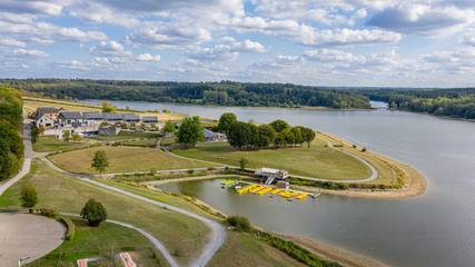 Gîte pour 8 personnes, avec sauna ainsi que terrasse et piscine, adapté aux familles à Eppe-Sauvage
