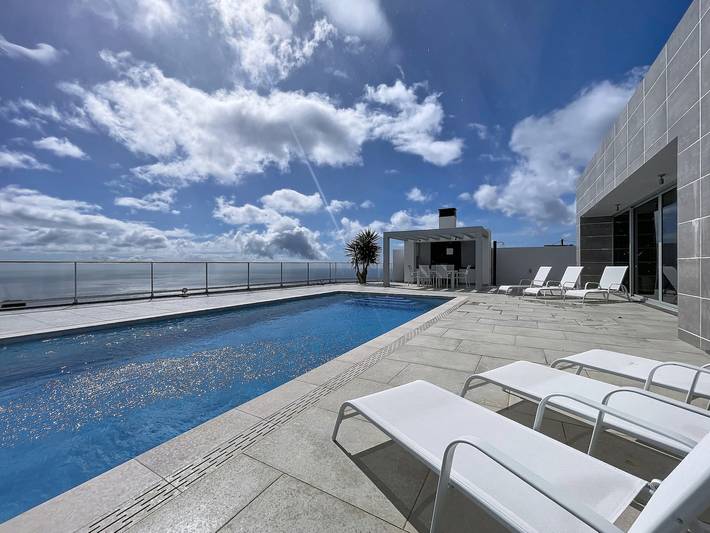 Casa de férias para 7 pessoas, com vista para o mar e piscina e ainda jardim em Ribeira Brava