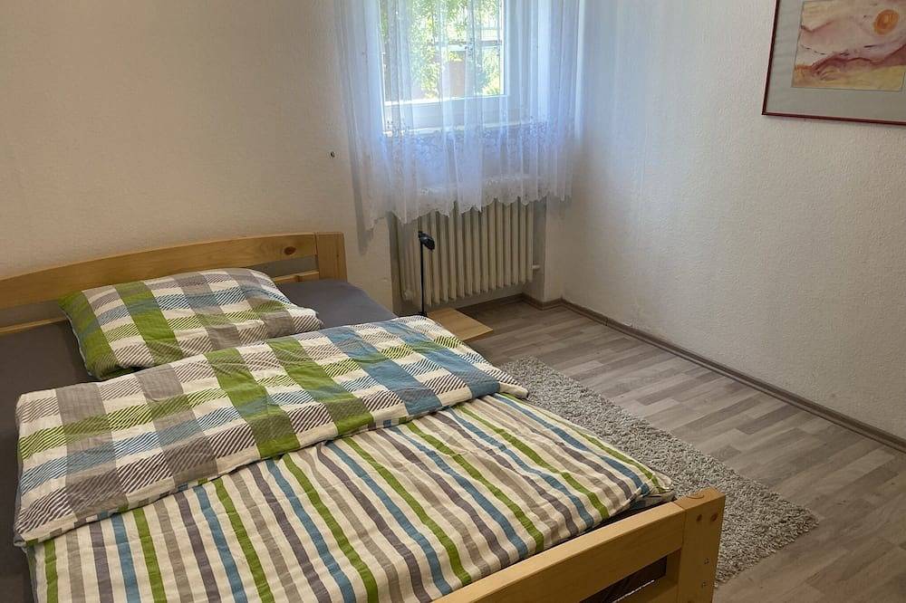 Ganze Wohnung, Idyllische Ferienwohnung (95qm) mit 3 Schlafzimmern, Wlan und Blick auf den Steigerwald in Dettelbach, Fränkisches Weinland
