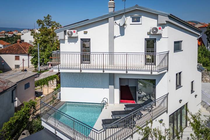 Ferienhaus für 7 Personen, mit Terrasse und Pool sowie Meerblick, kinderfreundlich in Novi Vinodolski