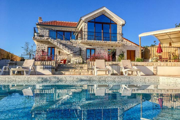 Villa für 6 Personen, mit Balkon und Terrasse sowie Garten und Pool in Montenegro