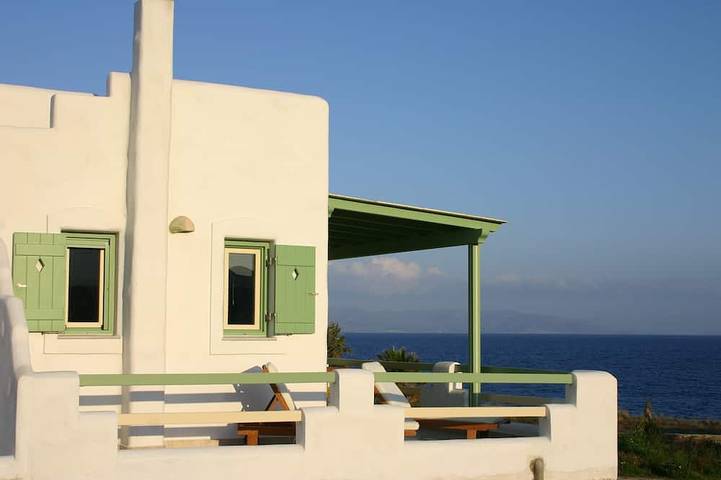 Ganze Wohnung, Julia's Beach Studio direkt am Meer,  mit Terrasse und Meeresblick. in Paros