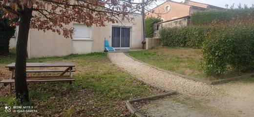 Gîte pour 4 personnes, avec vue ainsi que jardin et piscine à Saint-Privat-des-Vieux