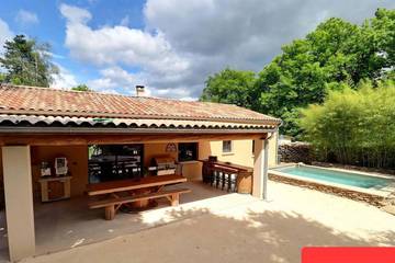 Location de vacances pour 8 personnes, avec terrasse et jardin à Gravières