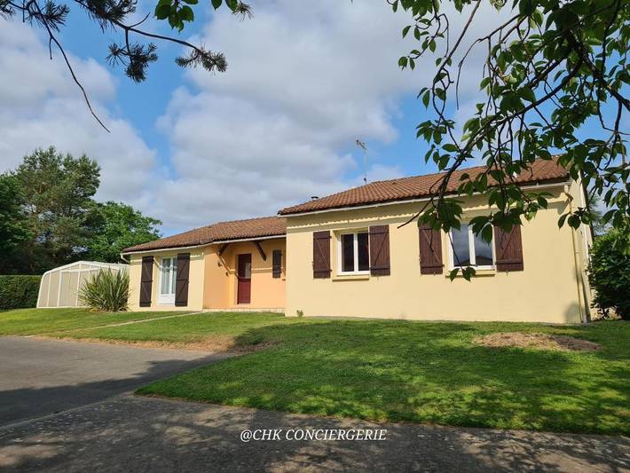 Location de vacances pour 15 personnes, avec vue ainsi que piscine et jardin, adapté aux familles à Mauléon - 3