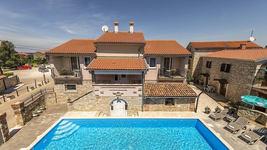 Ferienwohnung für 6 Personen, mit Balkon und Garten sowie Pool - 1