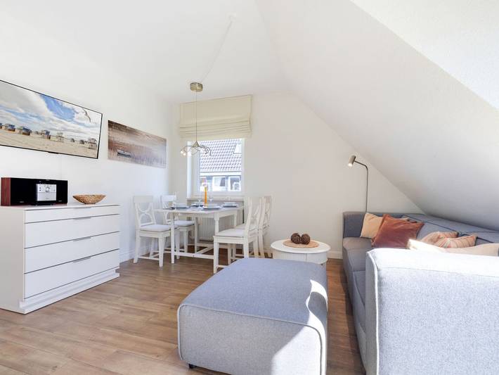 Ganze Ferienwohnung, Haus Sonnenschein Whg. G - Drei Raum Appartement im Obergeschoss und Dachgeschoss mit ca. 65m² Nutzfläche. in Nordfriesische Inseln (Schleswig-Holstein) (Schleswig-Holstein), Wenningstedt