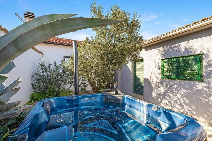 Ferienhaus für 6 Personen, mit Whirlpool in Jezera