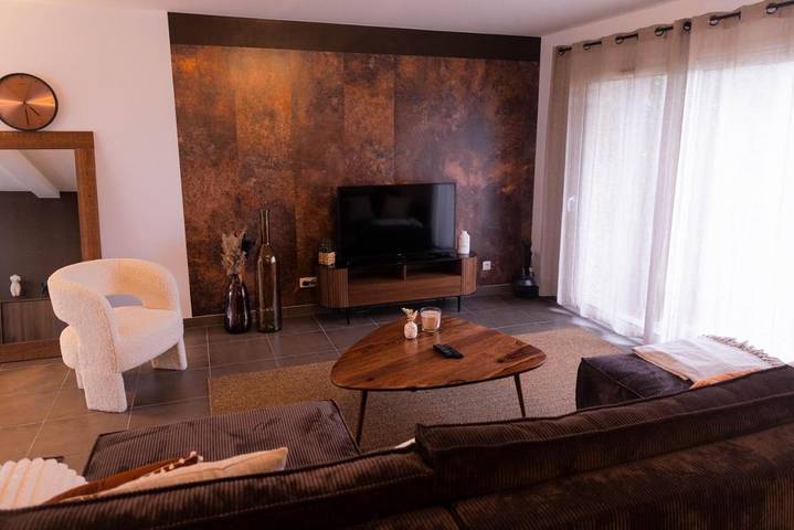 Gîte pour 6 personnes, avec jardin à Vézeronce-Curtin