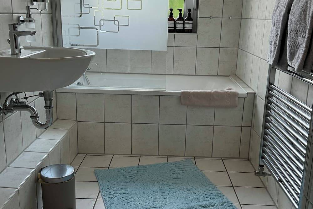 Ganze Wohnung, Premium 3 room apartment in the middle of the ruhr area with great connections in Oberhausen, Ruhrgebiet
