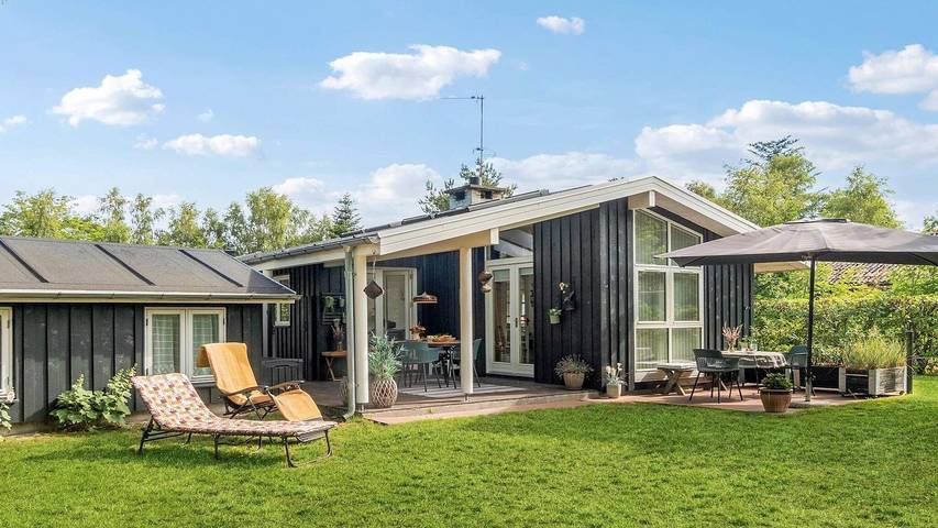 Ferieudlejning for 9 personer, med terrasse i Fjellerup Strand
