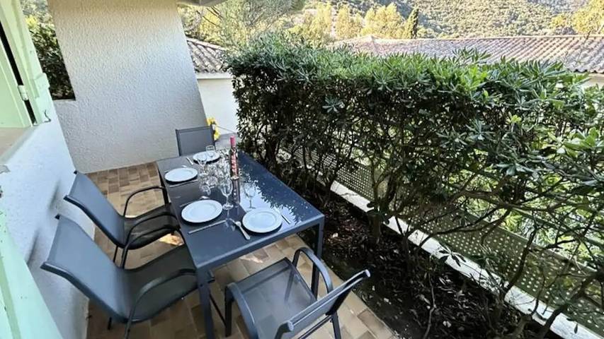 Gîte pour 6 personnes, avec Balcon et Terrasse ainsi que Jardin et Piscine dans Pramousquier