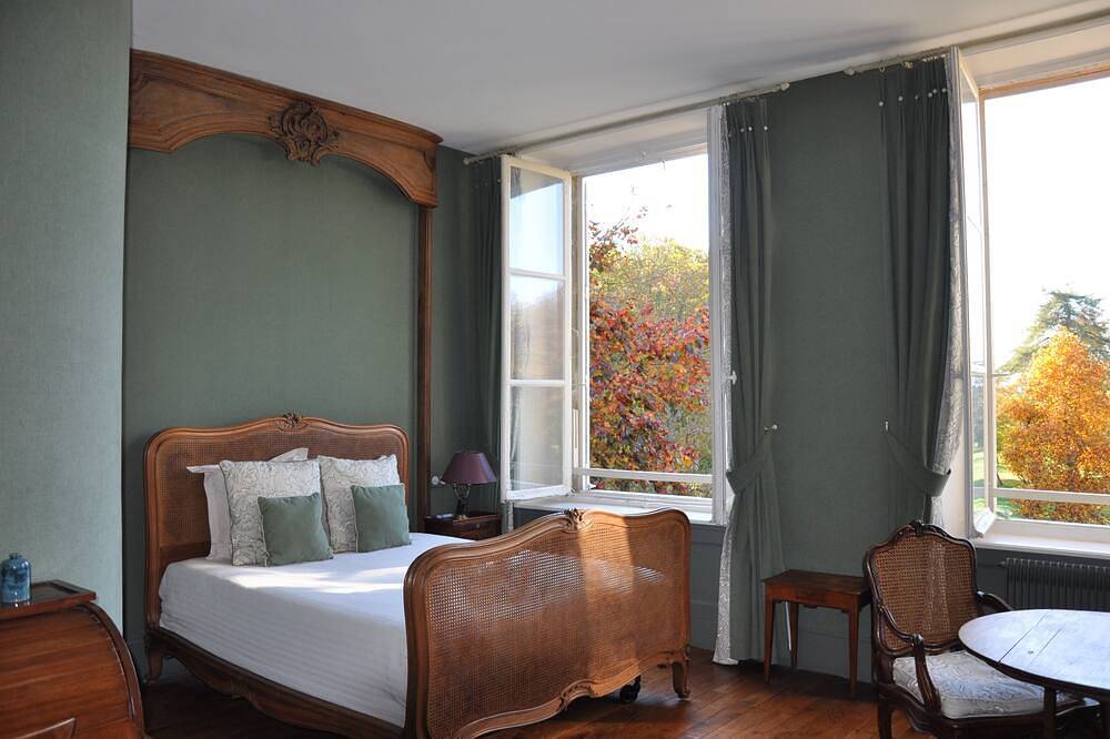 Dream room in 18th century manor house in Senlis, Oise