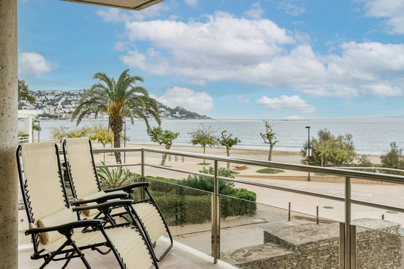 Appartement entier, Appartement "Roses Frontline Perfect for Family" avec vue sur la mer, piscine et Wi-Fi. in Roses, Haut-Ampurdan