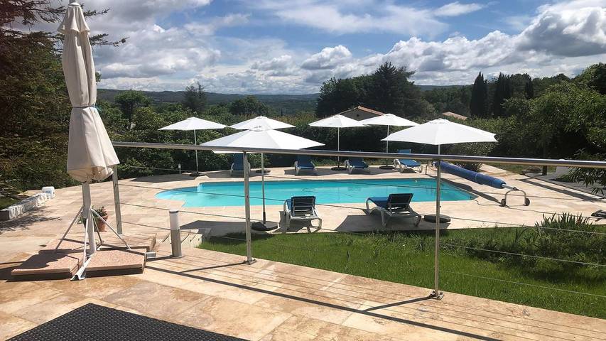 Gîte pour 6 personnes, avec terrasse ainsi que piscine et jardin à Céreste