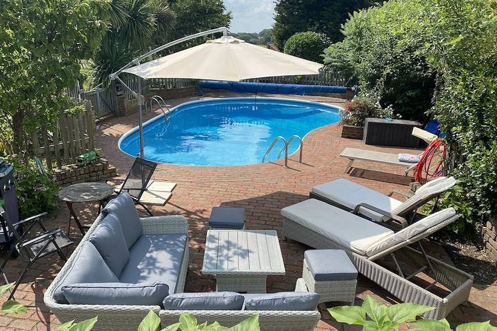 Vacation rental for 12 people, with yard and hot tub in Berkshire