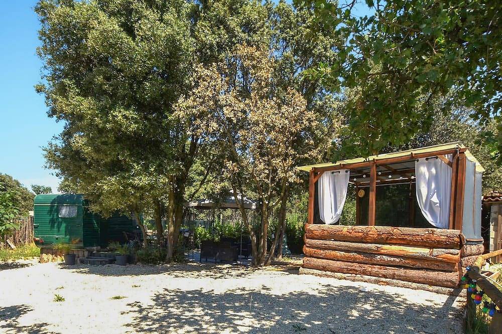 Cozy (sta)caravan in Pernes-les-Fontaines in Pernes-les-Fontaines, Parc naturel régional du Mont-Ventoux