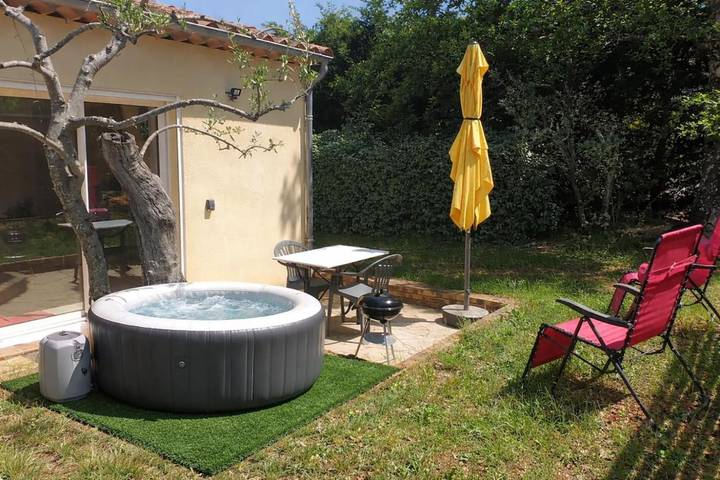Maison d’hôte pour 3 personnes, avec vue ainsi que jardin et piscine, animaux acceptés à Flayosc - 2