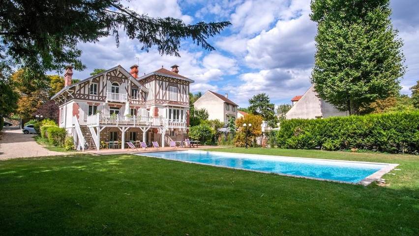 Location de vacances pour 8 personnes, avec jardin et piscine ainsi que terrasse et vue à Yerres