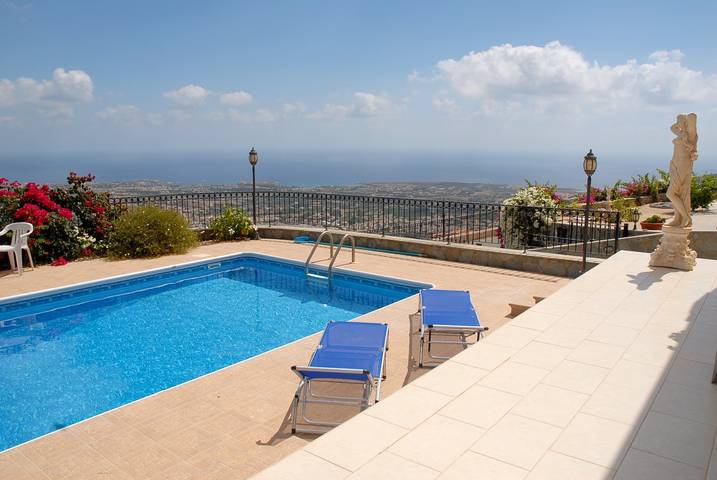 Villa for 6 people, with pool and garden in Peyia