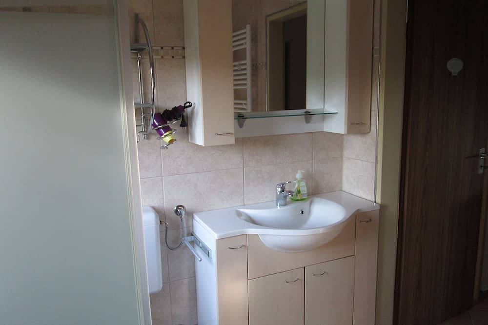 Ganze Wohnung, Ferienwohnung Zwiesel, 4 Personen + Kinderbett, 2 Sz, Balkon mit Bergblick, 50 qm in Kirchanschöring, Rupertiwinkel