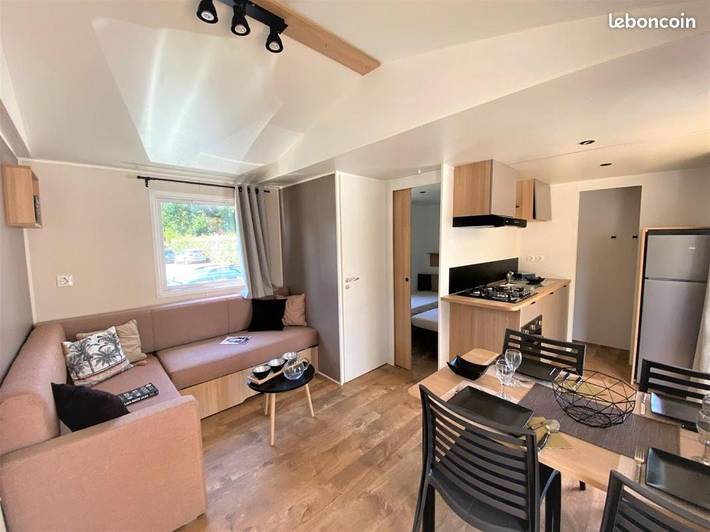 Camping pour 5 personnes, avec jacuzzi ainsi que jardin et piscine