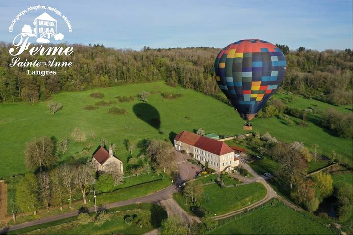 Gîte pour 36 personnes, avec Balcon et Jacuzzi ainsi que Terrasse et Jardin