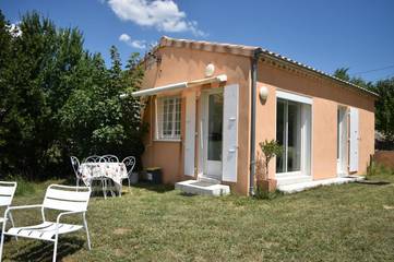 Gîte pour 2 personnes, avec vue et jardin à Vinezac