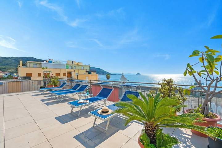 Hôtel pour 2 personnes, avec balcon, animaux acceptés à Laigueglia - 2