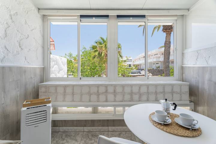 Hel enrumslägenhet, Vacation Studio 'Hand Made Suite' with Shared Pool, Wi-Fi & Air Conditioning in Costa del Silencio, Arona