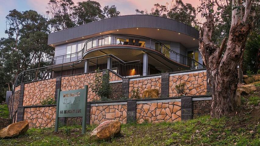 Holiday home for 10 people, with garden and balcony, with pets in Great Ocean Road