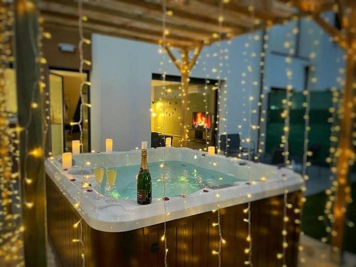 Gîte pour 4 personnes, avec jacuzzi ainsi que piscine et jardin à Longvic - 3