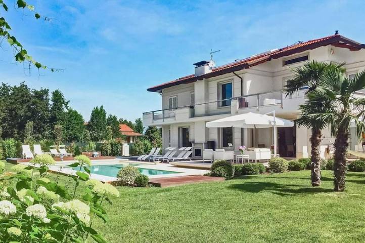 Ferienhaus für 10 Personen, mit Balkon und Terrasse sowie Garten und Pool in Forte dei Marmi