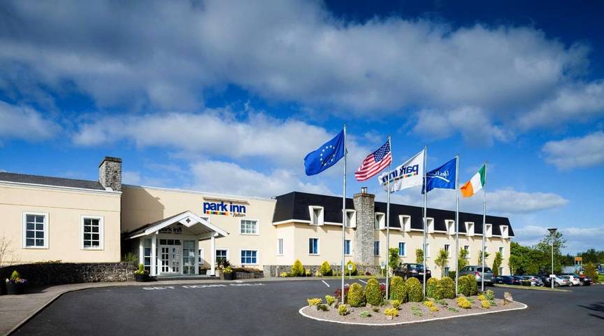 Hotel for 2 people, with Terrace and Garden in Shannon